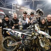 Billy Bolt von Rockstar Energy Husqvarna Factory Racing kam beim lang erwarteten Auftakt der FIM SuperEnduro Weltmeisterschaft in Lodz, Polen, richtig in Schwung und holte sich den verdienten Gesamtsieg und eine gesunde frühe Führung in der Meisterschaft.